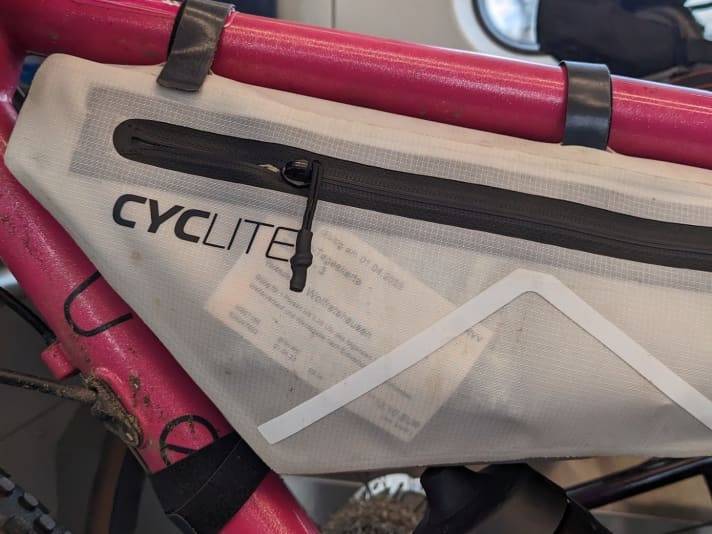 Das robuste Material, das Cyclite für die Bikepacking-Taschen verwendet, ist leicht und dennoch robust. Wie dünn das Material ist zeigt das Bild: Die Fahrkarte scheint deutlich durch.