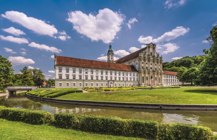 Das Kloster Fürstenfeld: Klostergarten mit Kloster und Klosterkirche