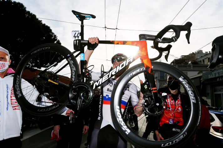 Mohorič präsentiert sein Rad mit absenkbarer Sattelstütze nach seinem Sieg bei Mailand-San Remo 2022.