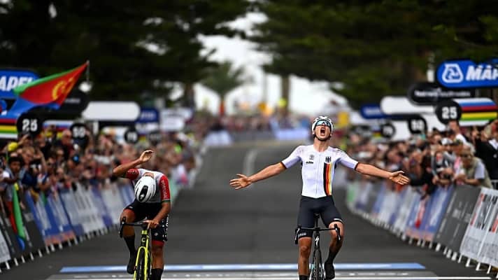 Emil Herzog ist Junioren-Weltmeister im Straßenrennen bei den Titelkämpfen in Australien 2022 geworden.