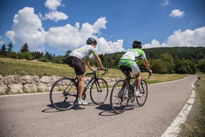 Rennradfahren auf ruhigen Straßen auf der Alpe Cimbra