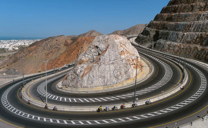 Was machen die da? Der Radsport aus der Retorte erzeugt immer wieder fremdartige, ungewöhnliche Bilder, hier während der 4. Etappe der Tour of Oman 2022