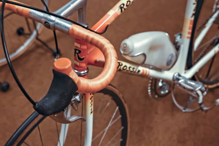 Vintage Rennräder: Rossin-Aerorenner mit Büffelhornlenker und Aero-Bidon von Campa