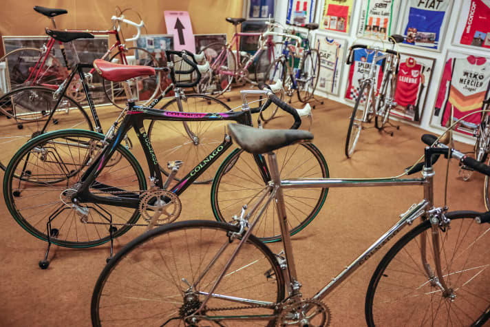 Vintage Rennräder: Ein Raum voller Radsport-Leidenschaft