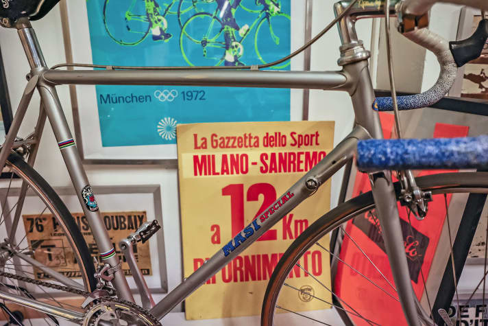 Das Mailand–San Remo­-Schild hat Bernard ­Hinault persönlich zur Sammlung beigesteuert