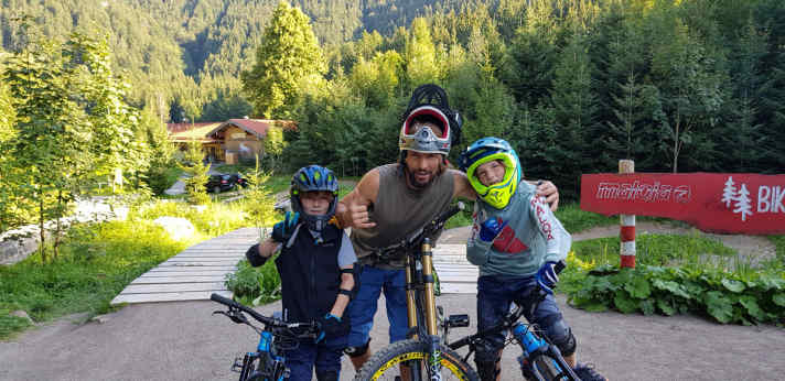 Freeride-Papa Andi Prielmaier mit Söhnen Moritz (9, links) und Simon (11, rechts): „Da will ich schon aufpassen“.
