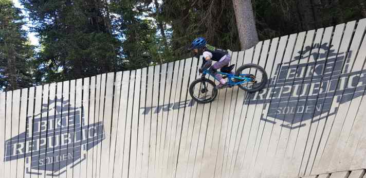 DH-Weltmeisterin 2035? Louisa Prielmaier (5) nimmt im Wallride die Männer-Line und fährt ganz oben. Hier in Sölden.