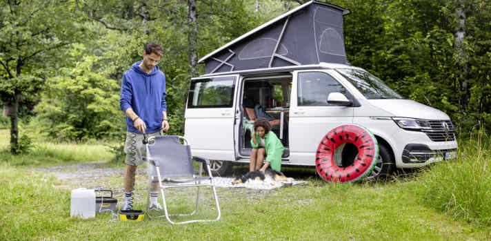 Auch Campingzubehör lässt sich mit dem neuen Kärcher einfach reinigen
