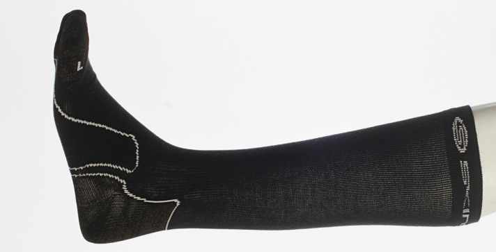   Skins bietet seit Jahren Kompressions-Bekleidung an. Die Compression Socks Recovery im Test.