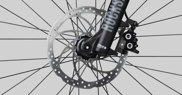   Die bekanntermaßen kräfige Vierkolben-Anlage von Magura bremst am Radon Jealous AL Hybrid 9.0. Das günstigere 8.0er wird von einer Zweikolben-Bremse verzögert.