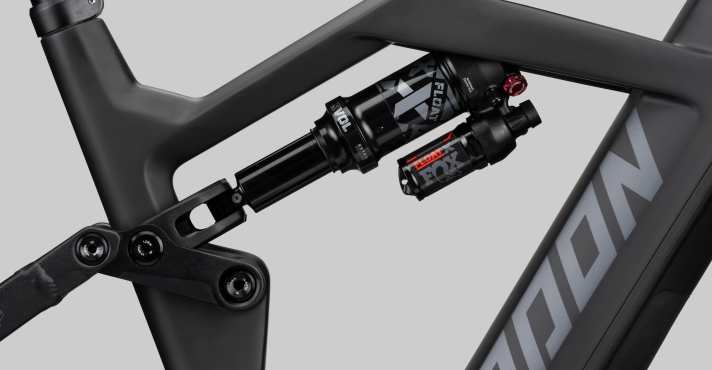   Schick: Schon das Render 8.0 kommt mit hochwertigem Dämpfer mit Ausgleichsbehälter.