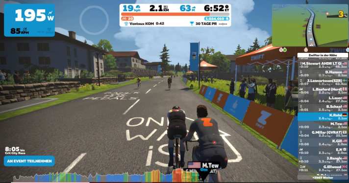   Event-Erinnerung links unten, Herzfrequenz am unteren Bildschirmrand, aktuelle Leistungs- und Fortschrittsdaten am oberen Bildschirmrand - auf Zwift ist einiges los!