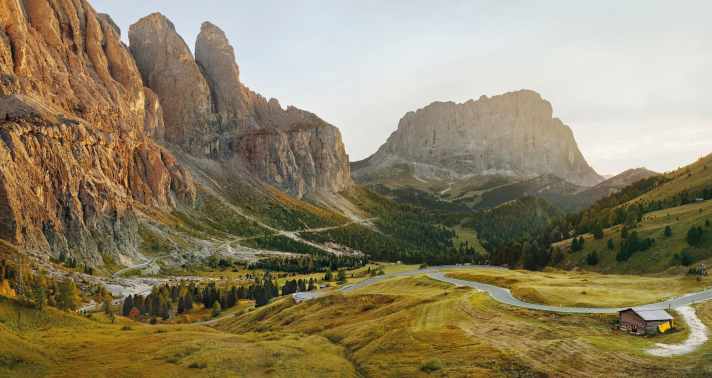 Der Din-A3 große Band lässt uns das Abenteuer ehemalige Militärtrasse, die hochalpine Route oder die immer wie gemalt wiederkehrende Serpentine erleben.