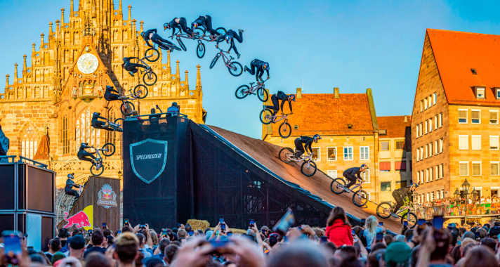 Nicht geplant, einfach gemacht: Slope­style-Superstar Emil Johansson gewinnt den Best-Trick-Award mit dieser Trick-Kombo. 