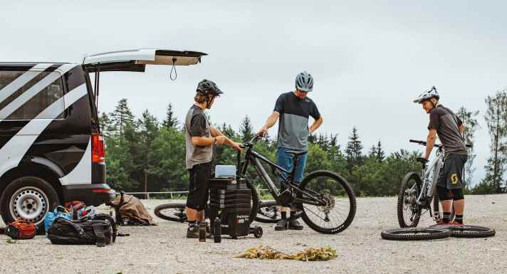 Sechs E-Enduros bis 7000 Euro und mit voller Motorleistung hatten wir zu unserem Test auf dem EWS-Track in Petzen / Jamnica geladen. Dazu das Kenevo SL als Light-Enduro. Welches Bike sich am Ende den Testsieg schnappen konnte? Ihr lest es<a href="https://www.bike-magazin.de/magazin/jetzt-lesen-emtb-04-2022-die-neue-ausgabe/"  rel="noopener noreferrer"> jetzt in EMTB 4/2022 </a>– ab sofort im Fachhandel, <a href="https://www.bike-magazin.de/magazin/bequem-and-einfach-so-kann-man-emtb-digital-lesen/" target="_blank" rel="noopener noreferrer">Digital</a> und im <a href="https://www.delius-klasing.de/zeitschriften-abo/emtb" target="_blank" rel="noopener noreferrer">Onlineshop</a>.