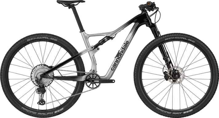 Über 700 Euro günstiger bekommt man derzeit das <a href="https://www.awin1.com/cread.php?awinmid=13793&awinaffid=471469&clickref=B+Cannondale+Scalpel+Carbon+3+BF&ued=https%3A%2F%2Fwww.liquid-life.de%2Fcannondale-scalpel-carbon-3-mercury.html" target="_blank" rel="noopener noreferrer nofollow">Cannondale Scalpel Carbon 3 bei Liquid Life</a> *. Das 100-mm-Fully mit Lefty Ocho-Gabel holte sich in unserem <a href="https://www.bike-magazin.de/hintergruende/interviews/racebike-test-2021-trends-im-profi-check" target="_blank" rel="noopener noreferrer nofollow">letzten Racefully-Test</a>  die Handling-Krone. Damals lautete das Fazit: „Mit viel Traktion effizient bergauf und mit einer Extraportion Komfort und Fahrspaß bergab: Mit seiner ausgewogenen Geometrie, dem überzeugenden Fahrwerk und dem tollen Handling liefert das Scalpel nicht nur im harten Renneinsatz. Auch für überlange Singletrail-Touren ist es ein Top-Untersatz.“ Reduzierter Preis: 3975 Euro.