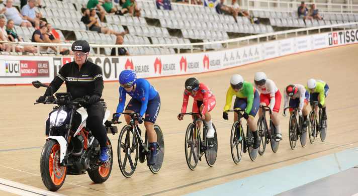 Beim Keirin erhöht das Derny das Tempo. 2,5 Runden vor Schluss verlässt der Derny-Fahrer die Bahn - der Sprint ist eröffnet.