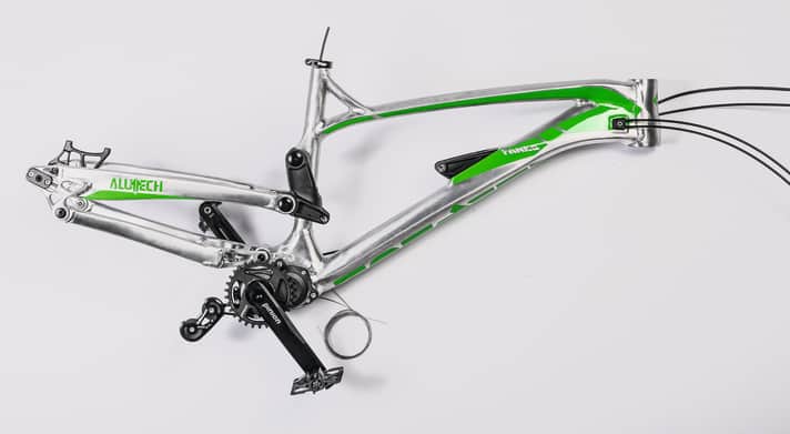 Das BIKE PROJECT: EUROPE wächst und bekommt seine Antriebsteile: Pinion C.12 Getriebe, Sram PC1 Kette und Time Atac Pedale.