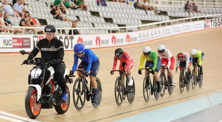 Beim Keirin erhöht das Derny das Tempo. 2,5 Runden vor Schluss verlässt der Derny-Fahrer die Bahn - der Sprint ist eröffnet.