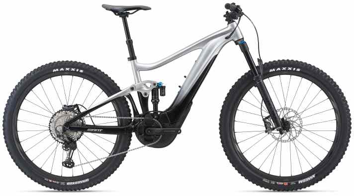   5799 Euro kostet die edelste Ausstattungsvariante, das Giant Trance X E+ 1. Dafür gibt's neben dem hochwertigen Fox-Fahrwerk eine Shimano-Schaltung aus XT- und XTR-Parts, sowie XT-Bremsen.