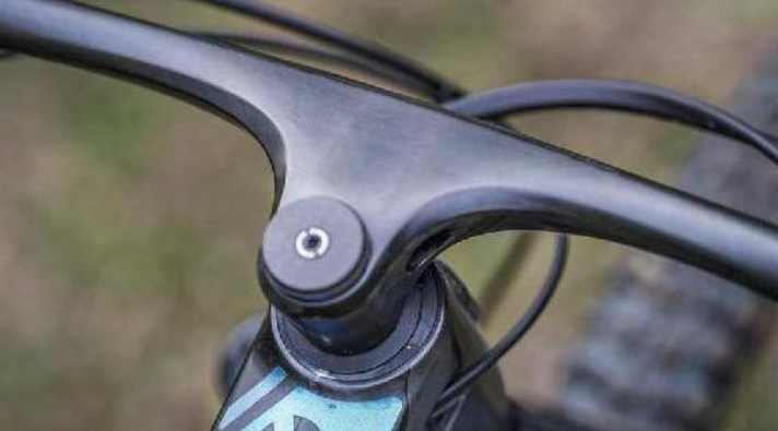 Das tiefe Bike-Ahead-Cockpit sorgt für eine sportliche Position und wenig Gewicht. Der Lenkwinkel wurde abgeflacht.