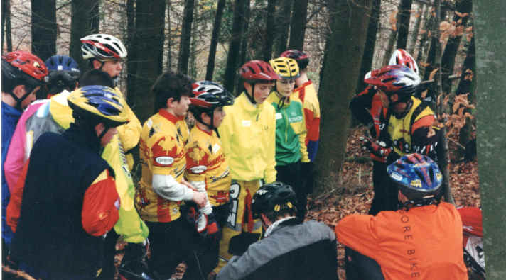 Den Nachwuchs fördern: Peter Schaupp als aktiver DH-Fahrer beim Coaching.