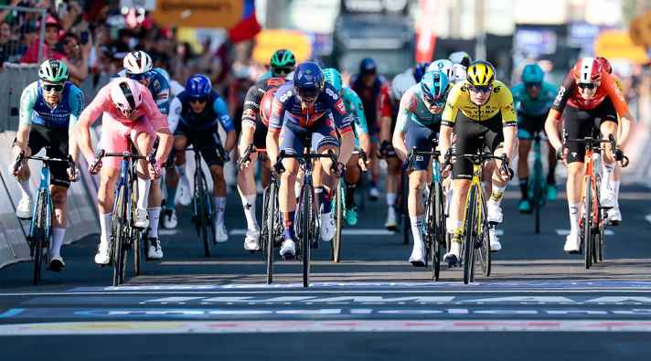 Mit einem langen Sprint entscheid Casper van Uden (Team Picnic PostNL) die Etappe für sich.
