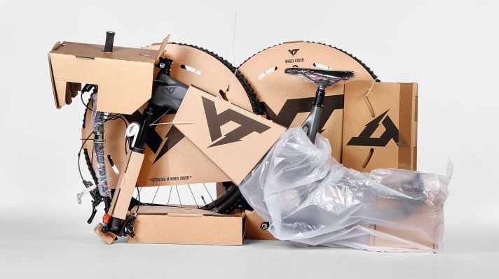 YT hat die mit Abstand modernste und emotionalste Seite zur Präsentation ihrer Produkte. 21 Tage Lieferzeit versprach die Bestätigung unserer Bestellung unmittelbar nach dem Kauf. Und nach exakt 21 Tagen stand der Paketbote mit dem bestellten Jeffsy 29 CF Comp XL vor unserer Haustüre.