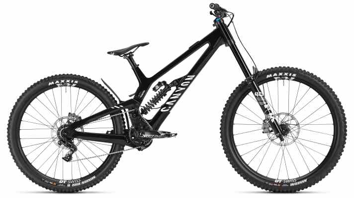 Kostet nicht ganz so viel: Das CFR ohne “Team” für 4499 €. Beide Modelle gibt’s in Black oder dem Silber-Hellblau.