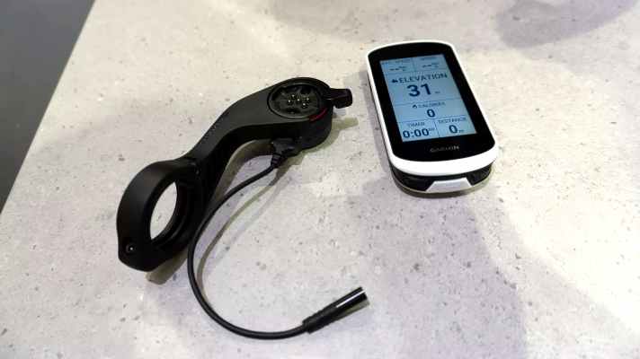 Der Garmin Power Mount (links) verbindet das E-Bike mit dem Edge Explore.