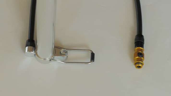   Der ausklappbare Standfuß der Lezyne-Pumpe links, das Schraubventil mit Ablassknopf rechts.