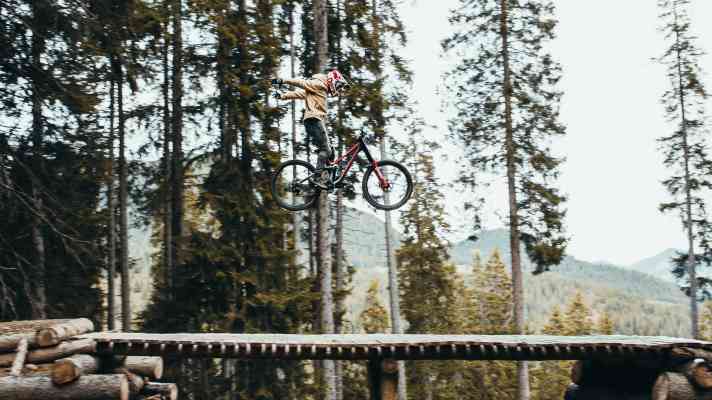   Elias Schwärzler fliegt in „My Dreamgirl 2“ durch den <a href="https://www.bike-magazin.de/freeride/reise/newcomer-bikepark-brandnertal" target="_blank" rel="noopener noreferrer nofollow">Bikepark Brandnertal</a>  in Vorarlberg. 