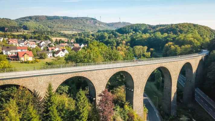 Talbrücke Oberkirchen im Sankt Wendeler Land: Das ehemalige Eisenbahnviadukt ist eine der größten Steinbrücken Deutschlands. Heute liegen hier keine Schienen mehr, stattdessen passieren Radfahrer und Wanderer die Brücke auf dem Fritz-Wunderlich-Weg.