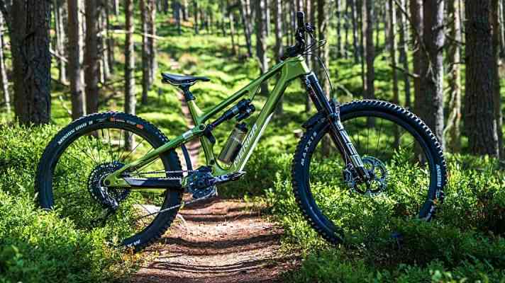 Das Merida One-Sixty gibt’s in fünf Ausstattungsvarianten sowie mit Carbon- und Aluminium-Rahmen. 
