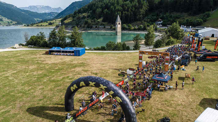 Start zur zweiten Etappe am Reschensee: Bei der Auftakt-Etappe am Tag zuvor fiel Tester Henri Lesewitz ein Mahlgeräusch auf, das offenbar vom Antrieb stammte. Die Ursache war im Ziel in Livigno schnell gefunden: Das Schaltwerk stand nicht korrekt.