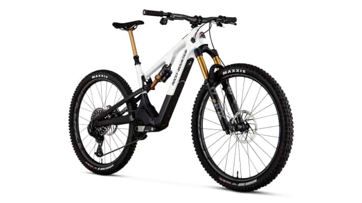 Rocky Mountain brachte das All Mountain Bike Instinct als erstes Light E-MTB ins Sortiment. Sein hauseigener Motor und Akku ordnen das Instinct Powerplay zwischen Light- und Powerbikes ein