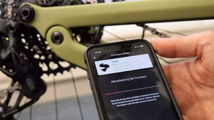 Aktualisierung der Firmware - hier am Sram GX AXS-Schaltwerk - laufen problemlos über die App.