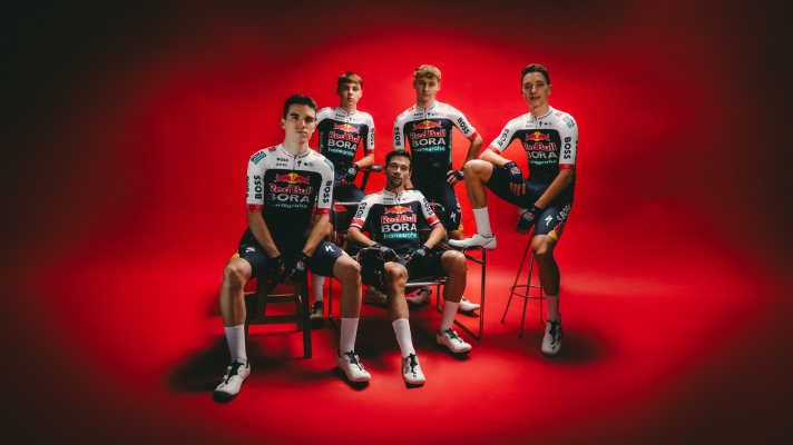 Die Mannen um Primoz Roglic bekommen ihre Trikots 2025 von Specialized