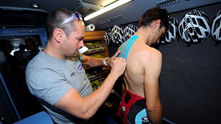 Der Profi-Radsport setzt schon lange auf Kinesiotapes - wie die Physiotherapeuten des ehemaligen Teams Omega Pharma-Quick-Step (hier bei der Tour de Suisse 2012)