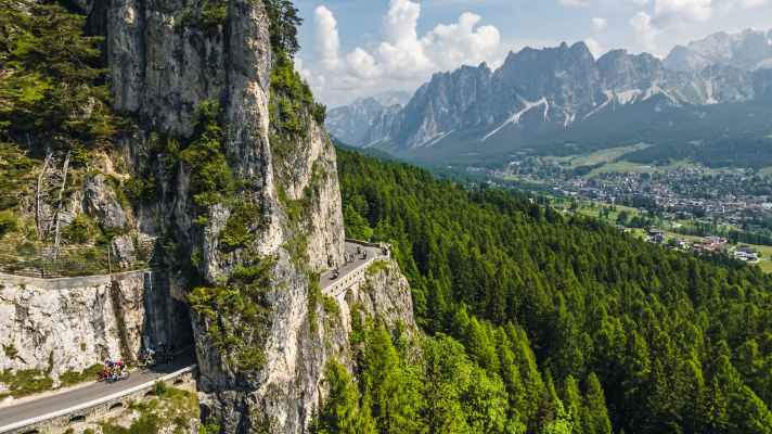 Die zweite Etappe führt in die Dolomiten