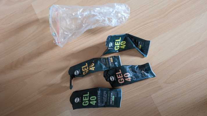 2 x Maurten Drink Mix 320, 4 x MNSTRY Gels, 150 Gramm Katjes Gummibärchren.