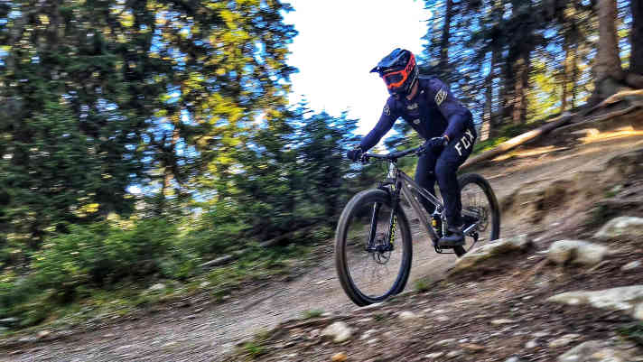 Neben alpinen Abenteuern liegt das Einsatzgebiet des Grin One auch in klassischem Enduro-Terrain und im Bikepark.