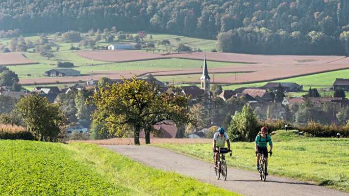 Wellenreiten! In den Hügeln des Sundgau im Dreiländereck Frankreich-Schweiz-Deutschland, liegen lauschige kleine Dörfer.