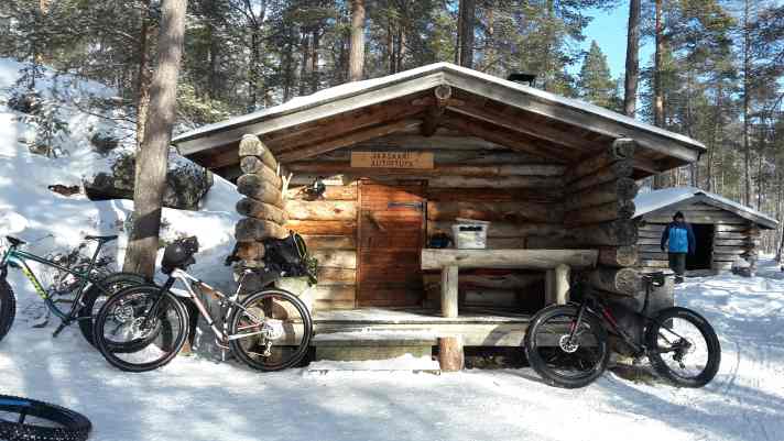 Platz ist in der kleinesten Hütte: Bei der Lappland-Tour wird unter anderem in idyllisch gelegenen, kleinen Blockhütten übernachtet.
