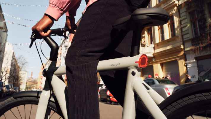So kennt man die Vanmoof-Bikes: Das durchgehende Oberrohr mit integriertem Licht für Front und Heck.