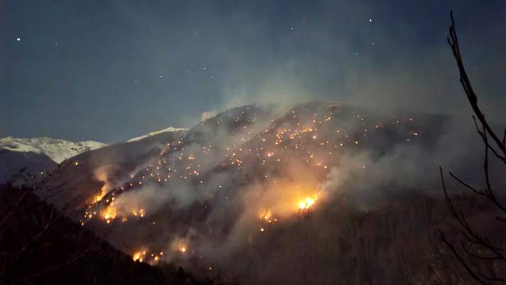 Die Feuerwehr hielt die ganze Nacht Wache. Das Feuer gilt als eingedämmt.