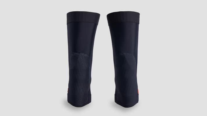 Lange Strümpfe und besonders schlanke Form: Die Specialized Traction D3O Knieschoner.