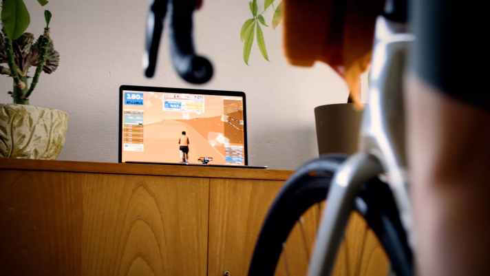 Eintauchen in die virtuellen Welten des Indoor-Cycling von Zwift und Co.