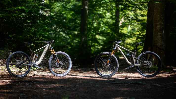 Die Zwillinge: Riot CF (rechts) und Path Riot gleichen sich selbst bei der Geometrie bis ins kleinste Detail. Nur beherbergt das Unterrohr des Path Riot das Fazua Ride 60 Antriebssystem.