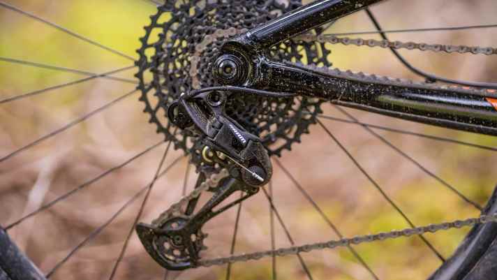 Die günstige Sram-SX-Schaltung (an Conway und Giant) war ursprünglich für den Einsteigermarkt konzipiert. An einem 3000-Euro-Bike hätten wir uns etwas mehr Präzision gewünscht.